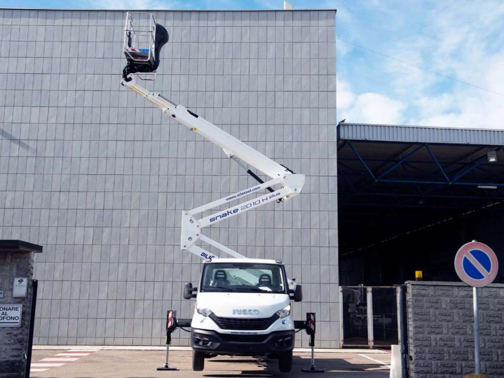 Oil&Steel Snake 2010 H plus SU IVECO DAILY 35S14H Foto 17