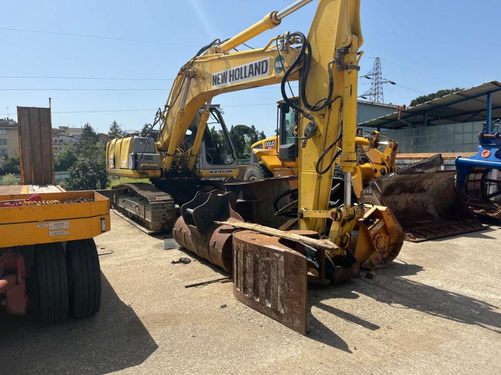 New Holland E215B Foto 1