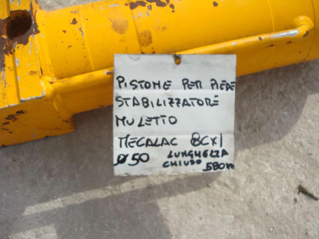 Pistone stabilizzatore per muletto Mecalac 8CXI Foto 3