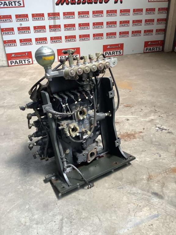 Distributore idraulico per Komatsu PC228-3 Foto 2