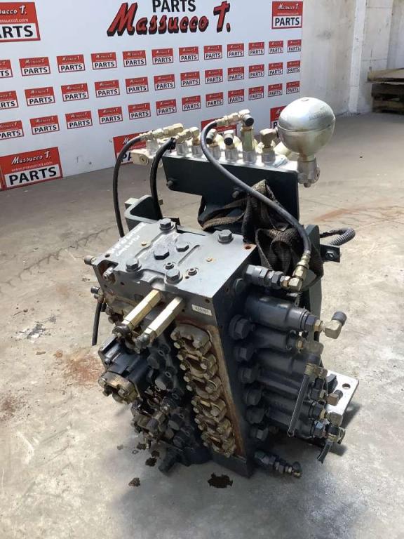 Distributore idraulico per Komatsu PC228-3 Foto 3