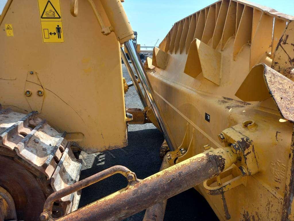 Komatsu D155A-6R (4pcs available for sale in Abu Dhabi) Foto 22