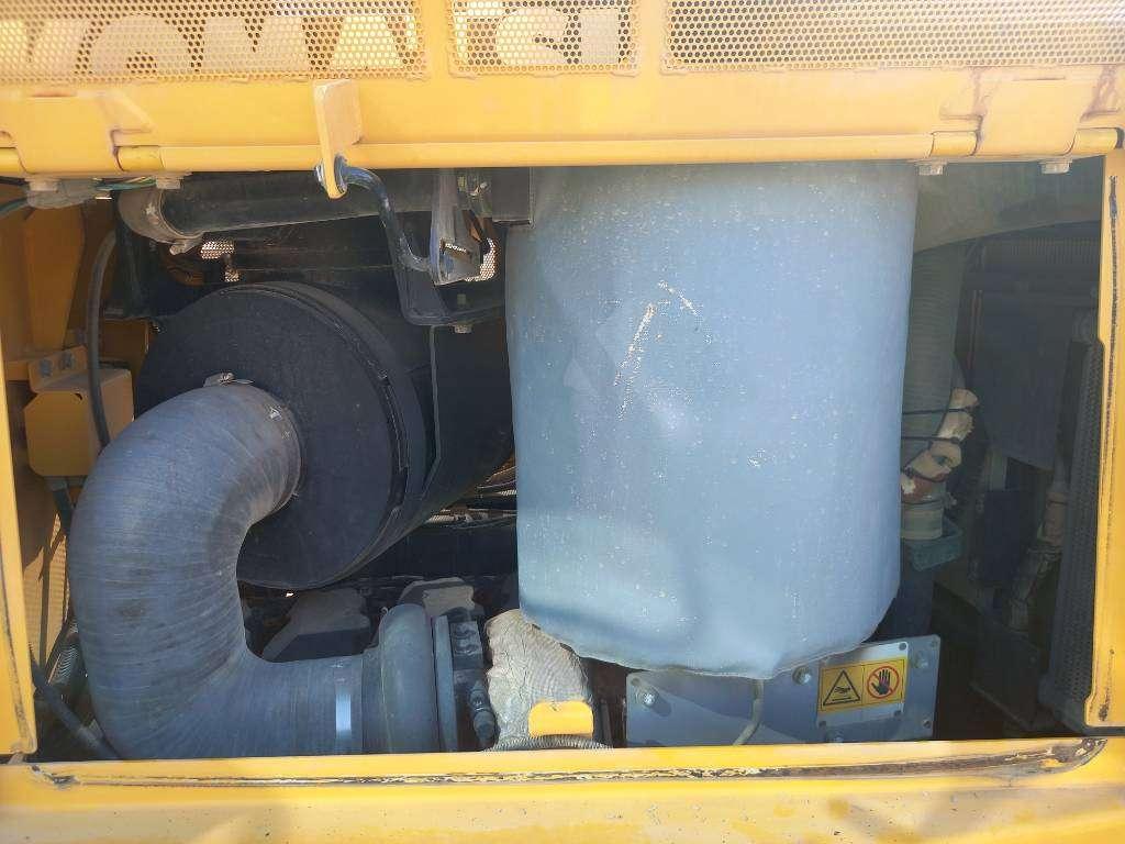 Komatsu D155A-6R (4pcs available for sale in Abu Dhabi) Foto 8