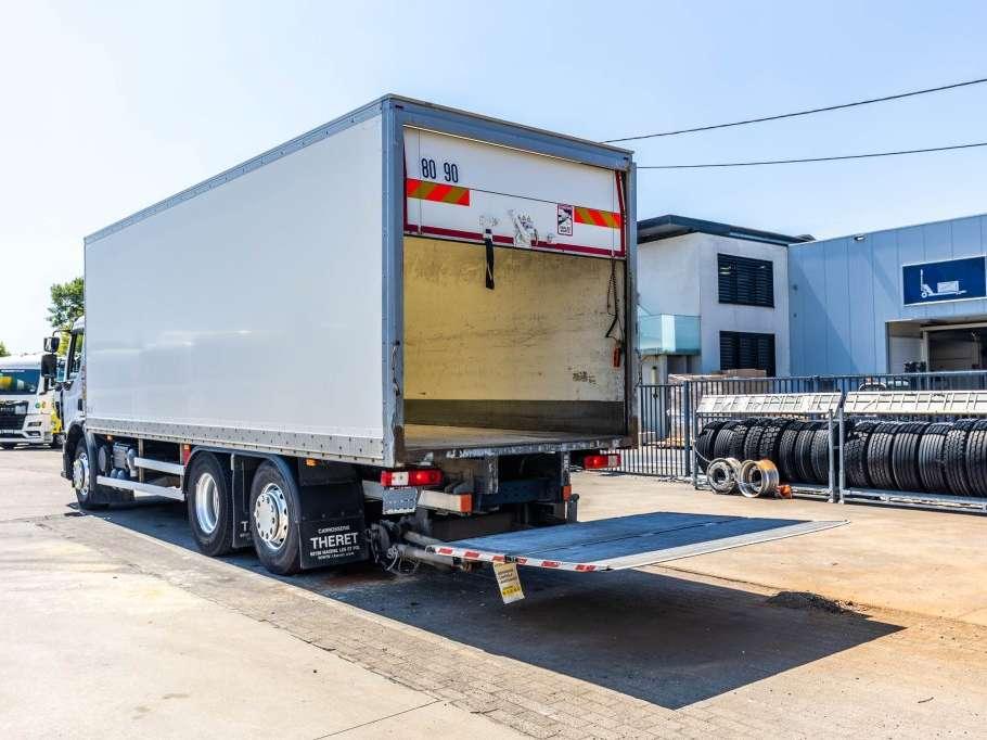 Renault D26.320-6x2+DHOLLANDIA 2T. Foto 11