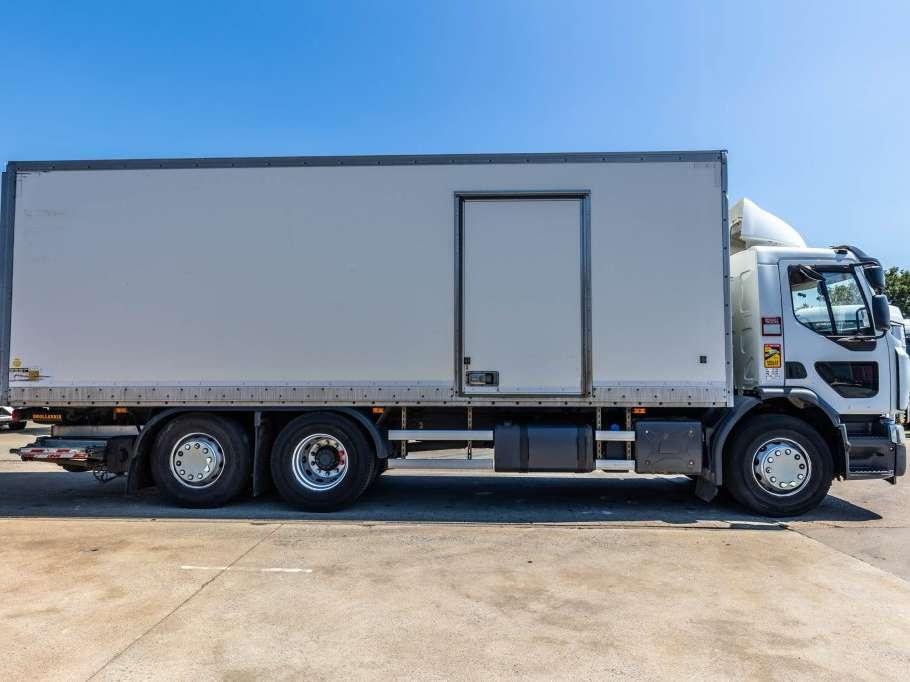 Renault D26.320-6x2+DHOLLANDIA 2T. Foto 6