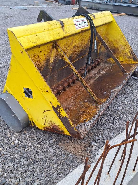 hook-on 2500 mm Embankment filling bucket Foto 1