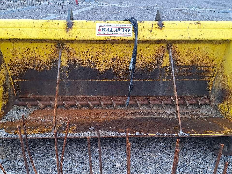 hook-on 2500 mm Embankment filling bucket Foto 2