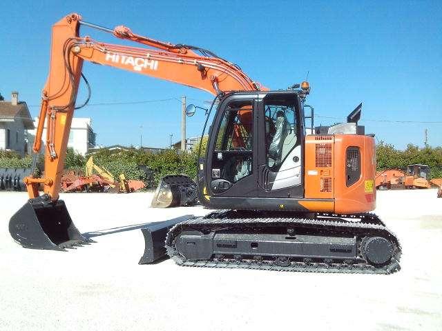 Hitachi ZX135US-6 Foto 3