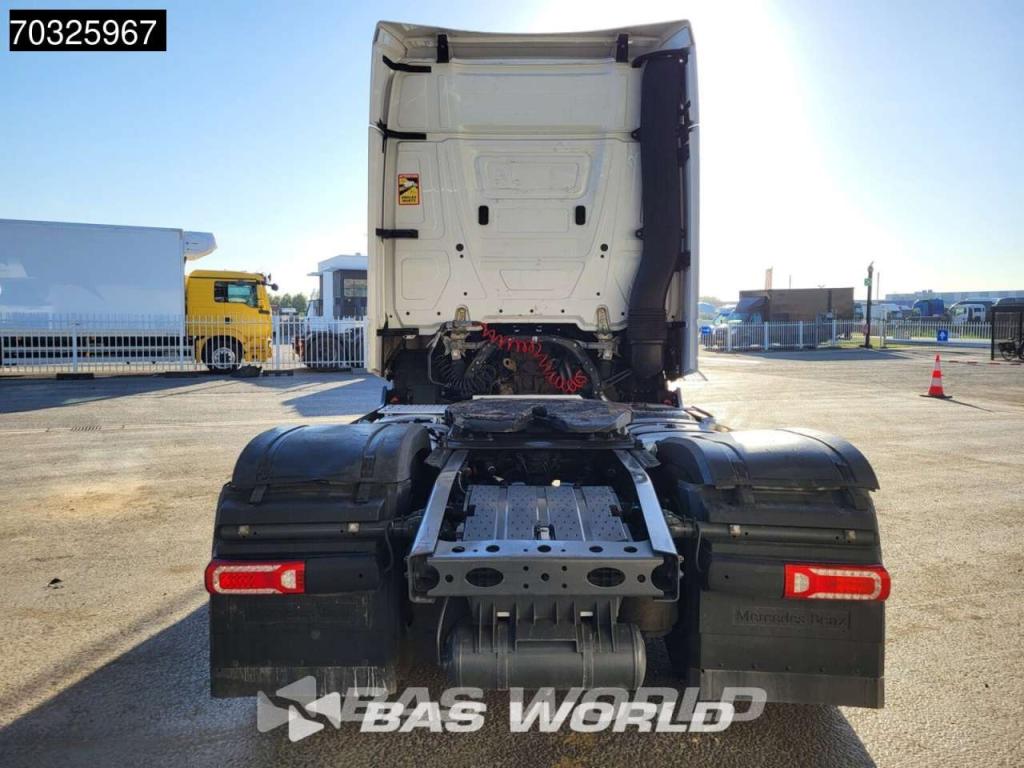Mercedes-Benz Actros 1845 4X2 BigSpace Retarder 2x Tanks Standklima Navi Foto 10