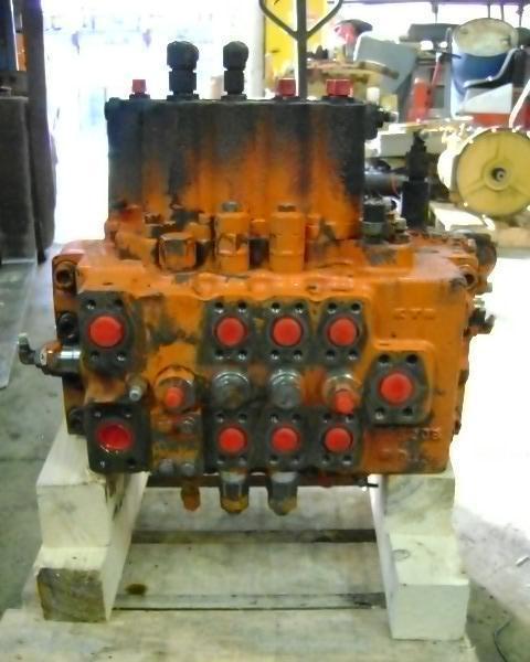 Distributore idraulico per Fiat Hitachi FH 200.3 Foto 1