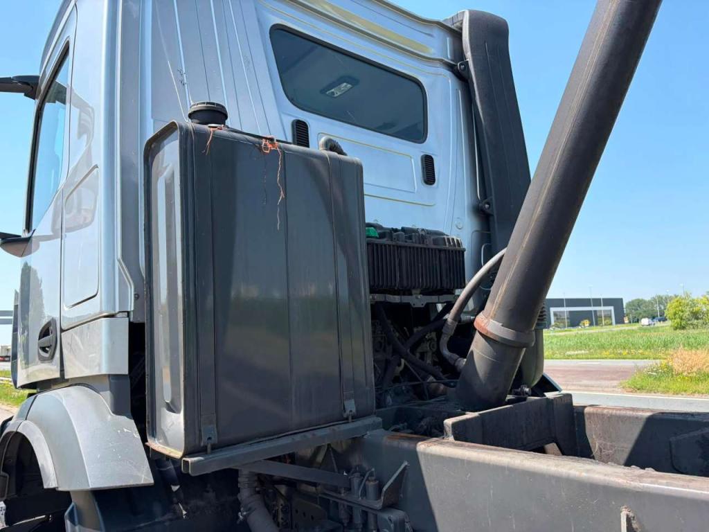Mercedes-Benz Arocs 4848 8x8 tipper Foto 16