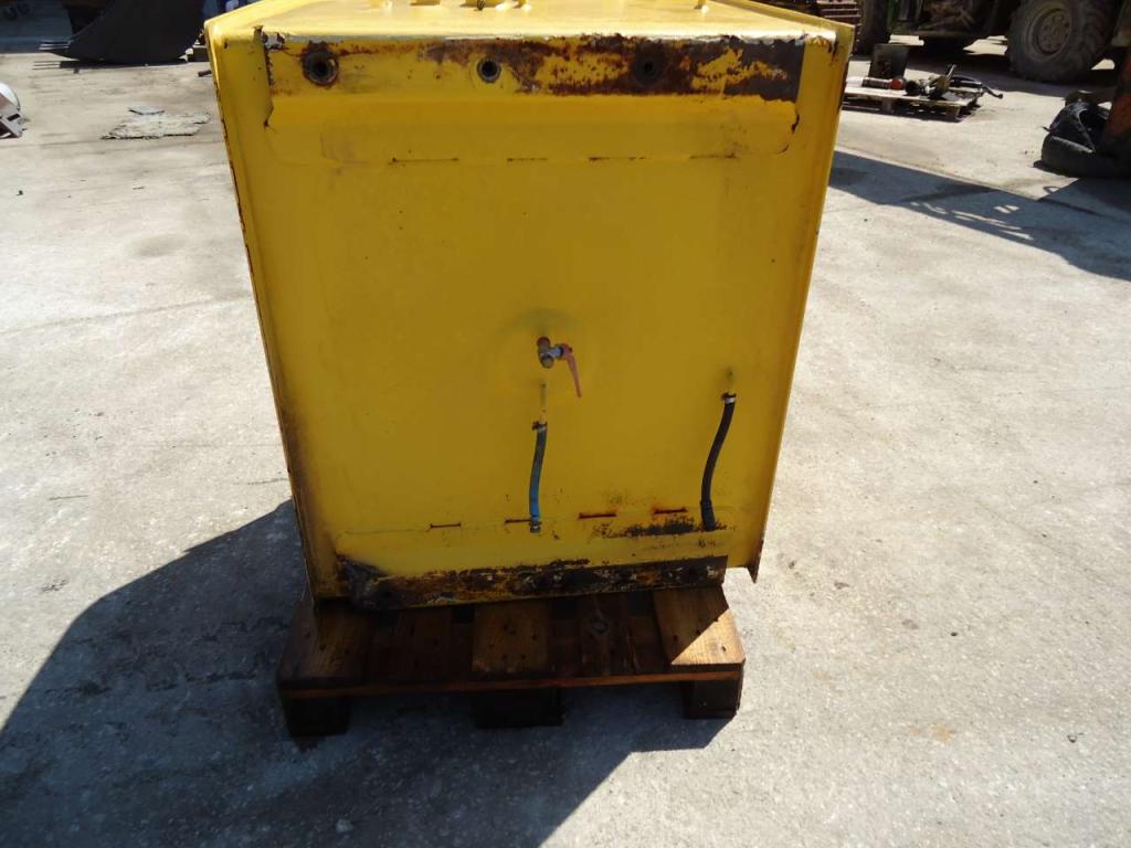 Serbatoio gasolio per New Holland 385B Foto 3