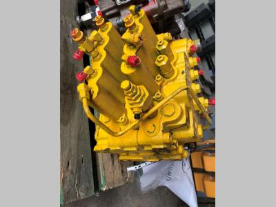 Distributore idraulico per JCB JS220 in vendita da Fratelli Zenzalari S.r.l.