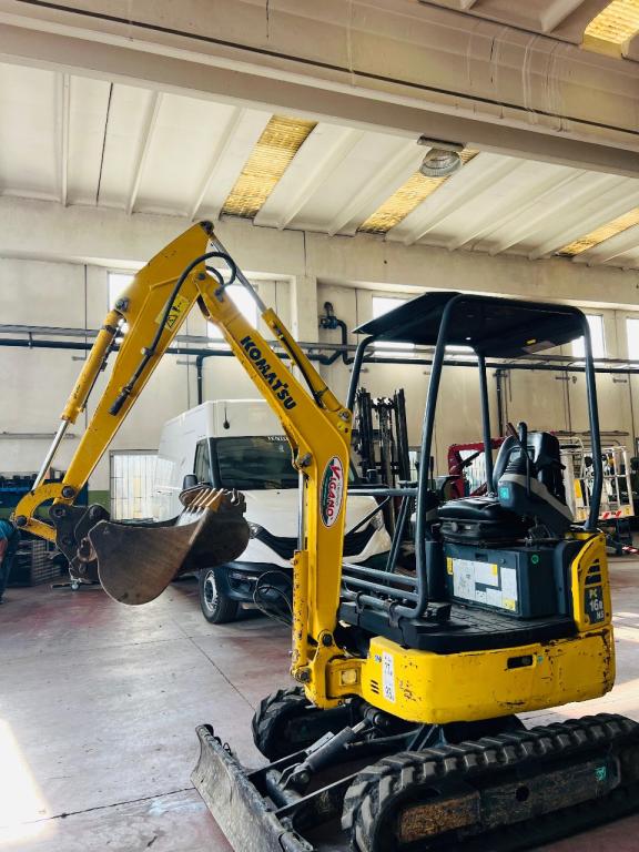 Komatsu PC16R Foto 1