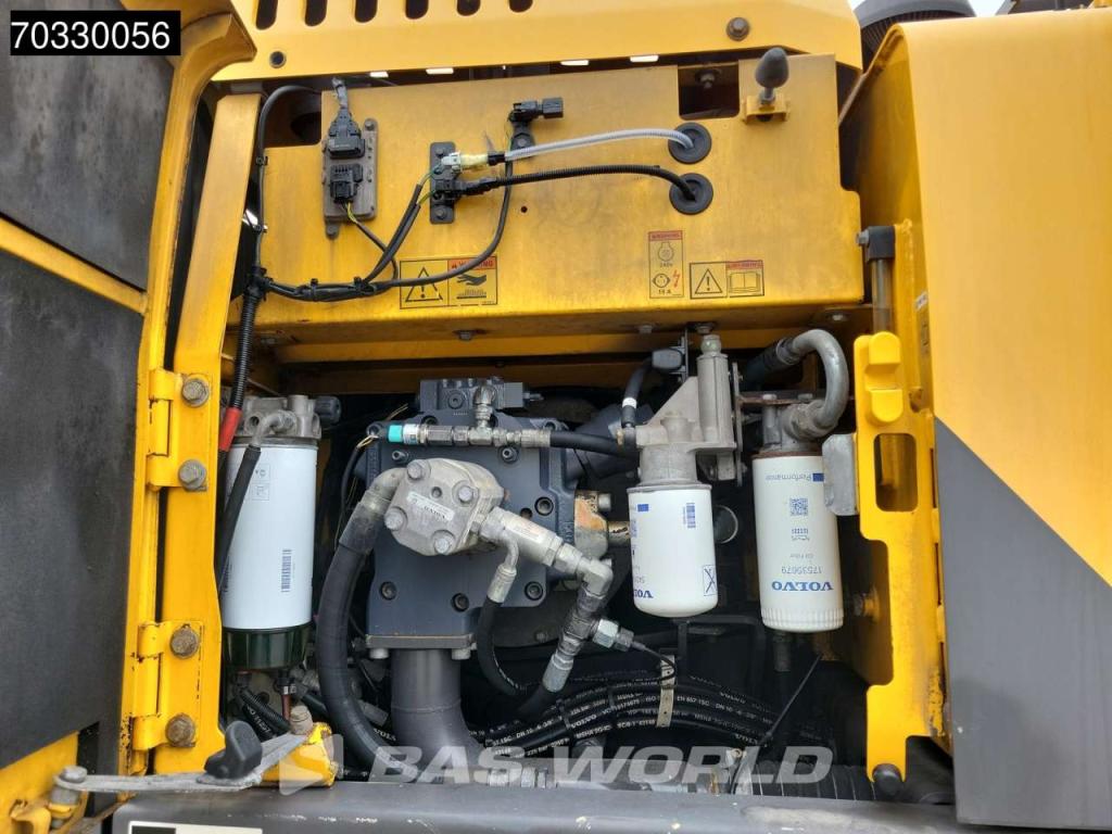 Volvo EW210 D Outrigers + Blade Foto 24