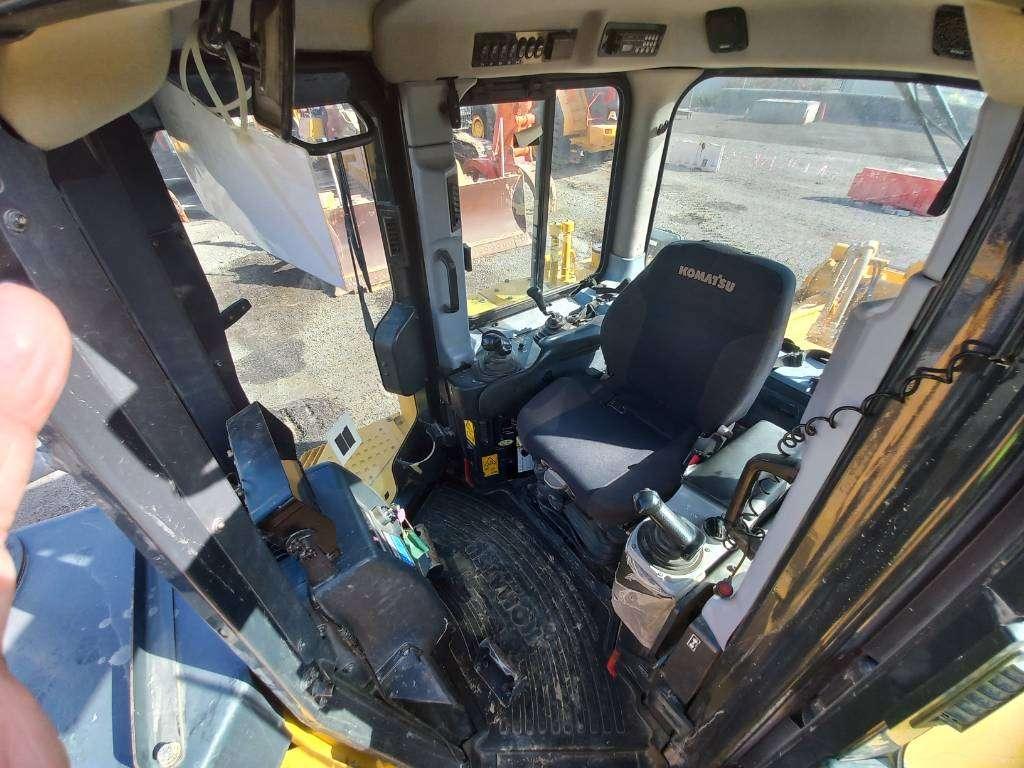 Komatsu D155A-6R (4pcs available for sale in Abu Dhabi) Foto 17
