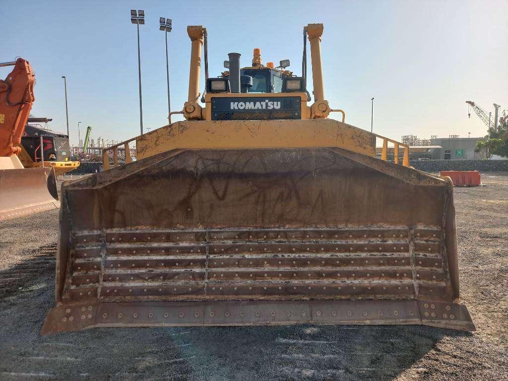 Komatsu D155A-6R (4pcs available for sale in Abu Dhabi) Foto 7