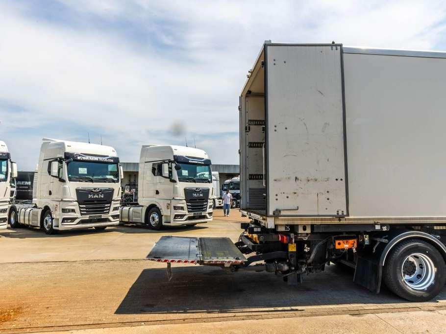 Renault D14 250 + DHOLLANDIA Foto 11