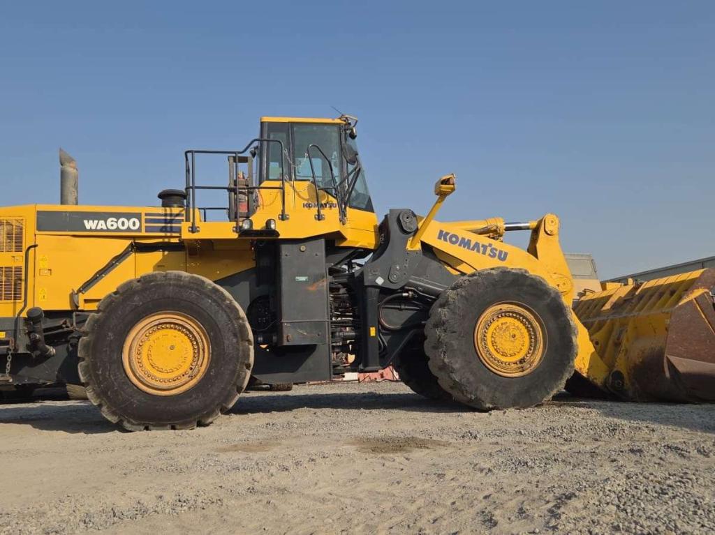 Komatsu WA600-6R Foto 12