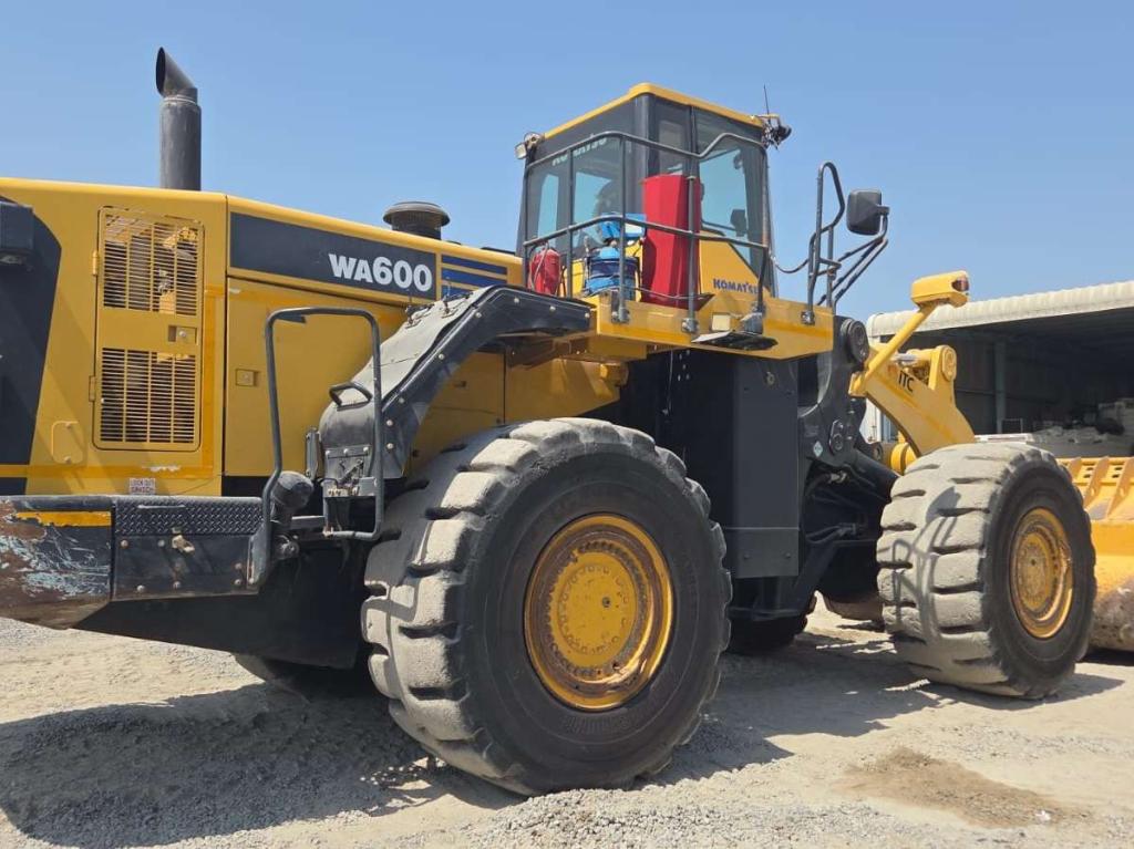 Komatsu WA600-6R Foto 3