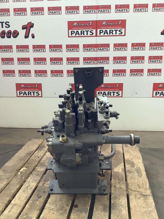 Distributore idraulico per Hitachi ZX135US Foto 2