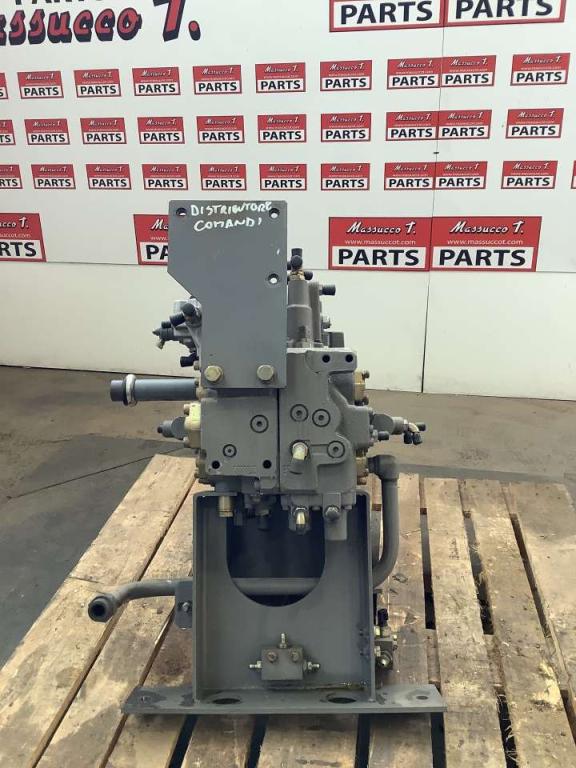 Distributore idraulico per Hitachi ZX135US Foto 4