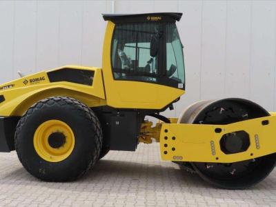 Bomag BW213 D-5 PL in vendita da Bove Verhuur & Verkoop