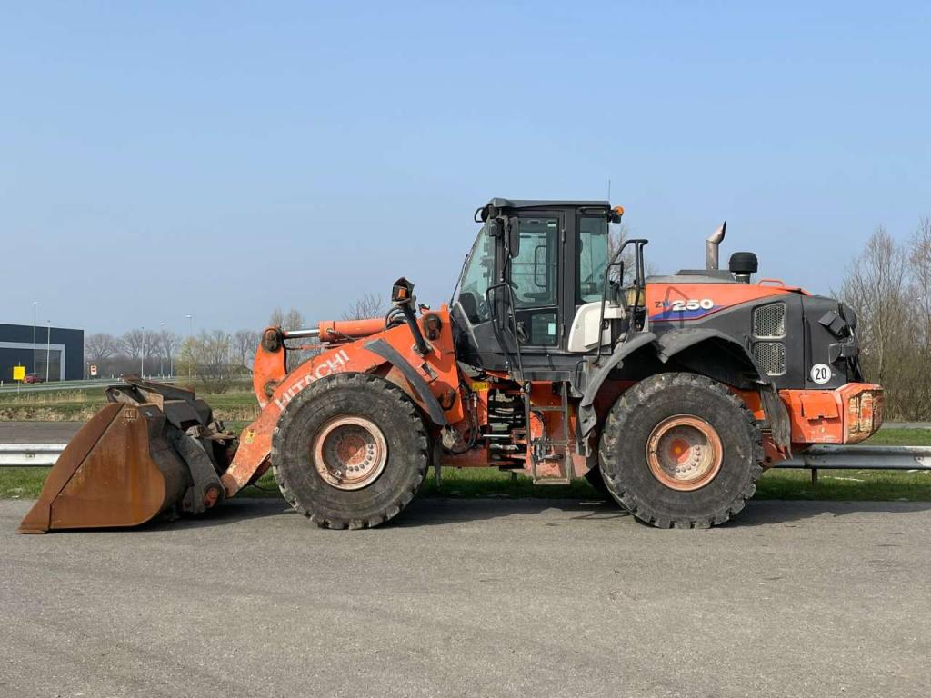 Hitachi ZW250-6 Foto 1