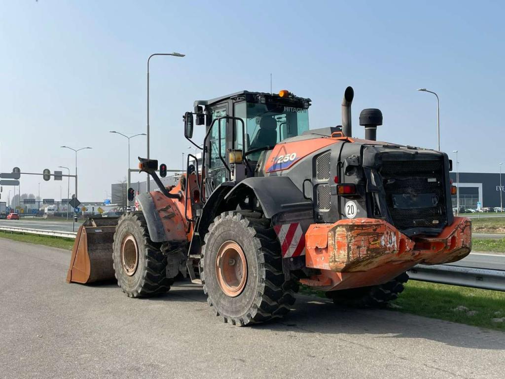 Hitachi ZW250-6 Foto 3