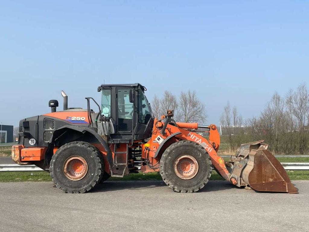Hitachi ZW250-6 Foto 6