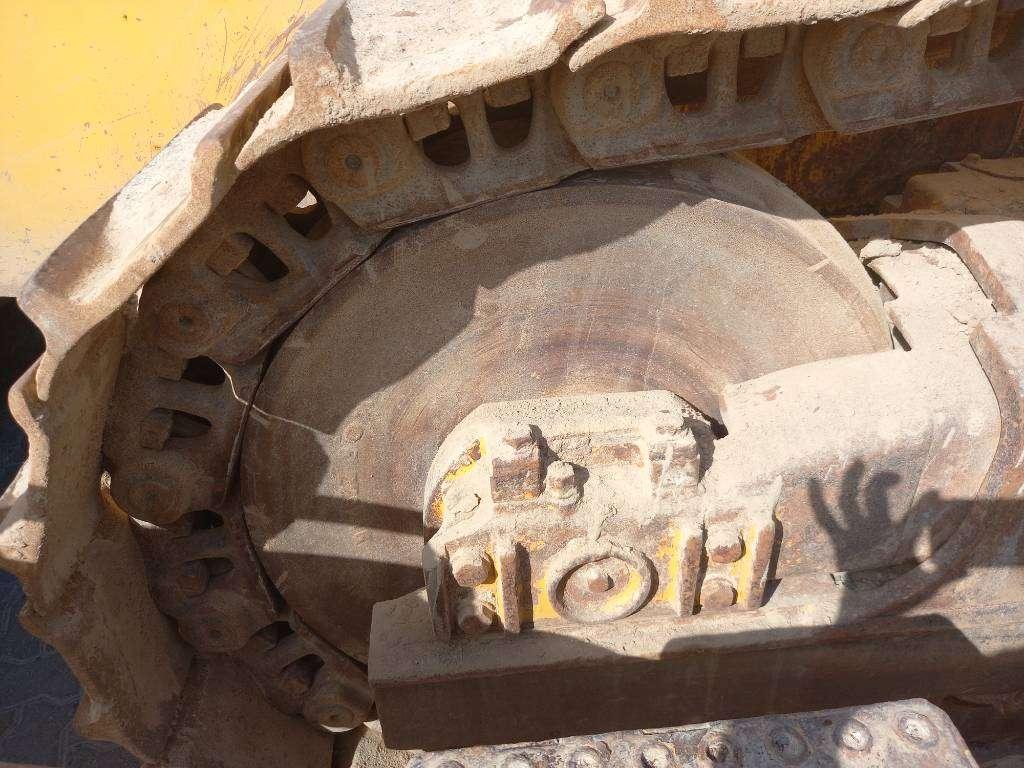 Komatsu D155A-6R (4pcs available for sale in Abu Dhabi) Foto 10