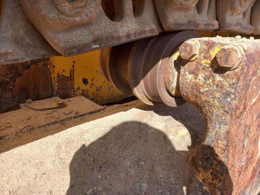 Komatsu D155A-6R (4pcs available for sale in Abu Dhabi) Foto 11