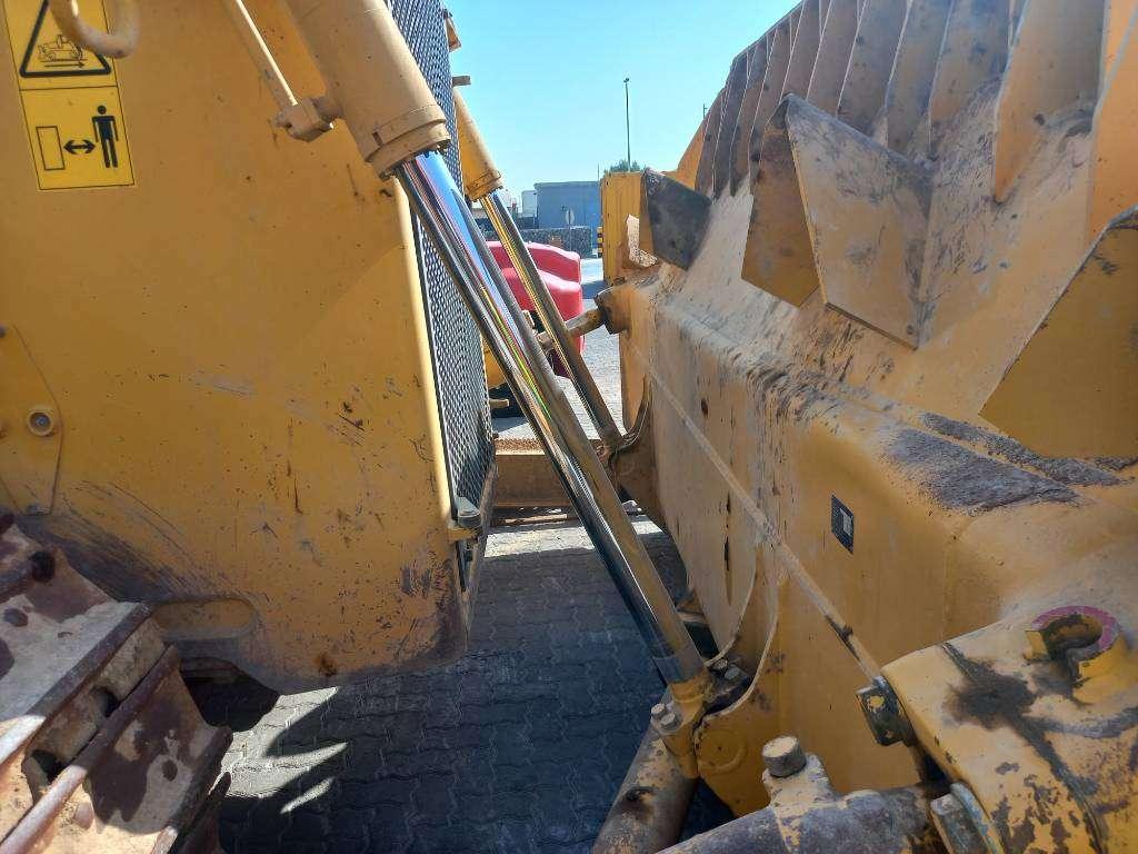 Komatsu D155A-6R (4pcs available for sale in Abu Dhabi) Foto 16