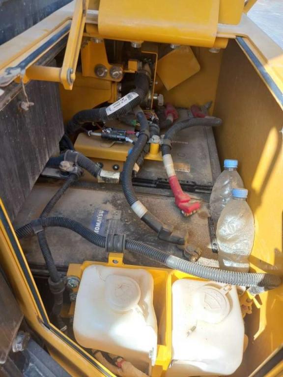 Komatsu D155A-6R (4pcs available for sale in Abu Dhabi) Foto 8