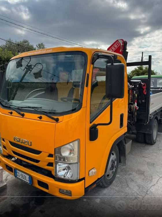 Isuzu con gru Foto 1