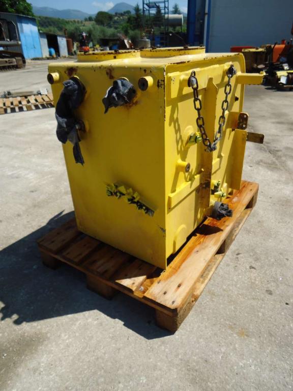 Serbatoio olio idraulico per New Holland 385B Foto 4