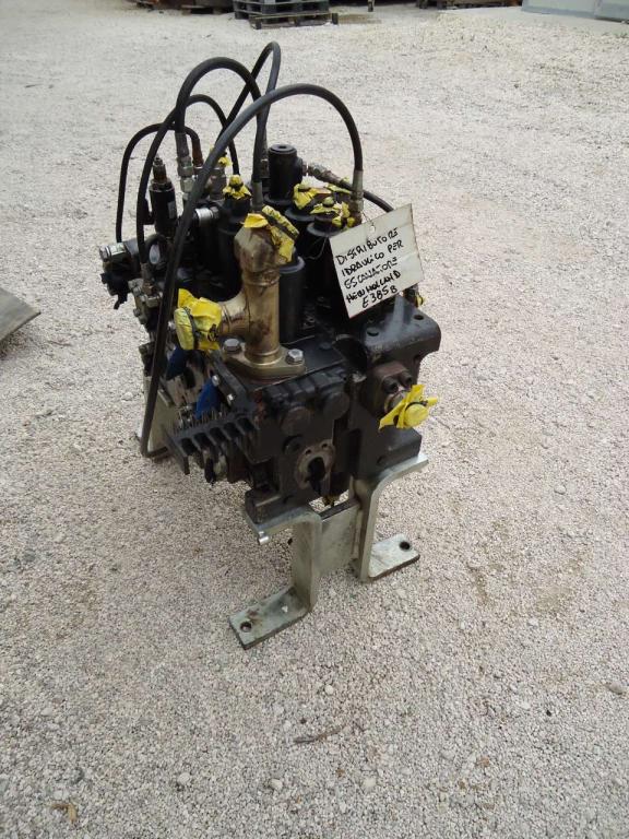 Distributore idraulico per New Holland E385B Foto 1