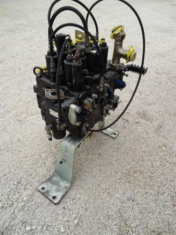 Distributore idraulico per New Holland E385B Foto 4